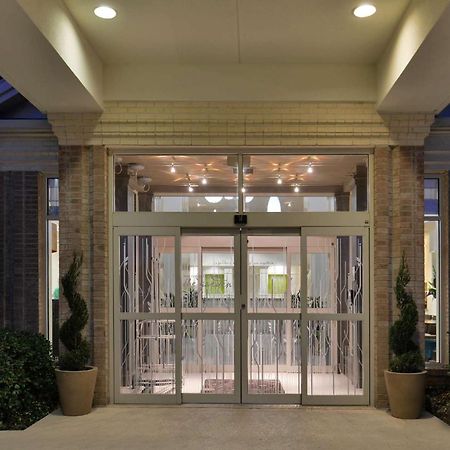 Hilton Garden Inn Addison Bagian luar foto