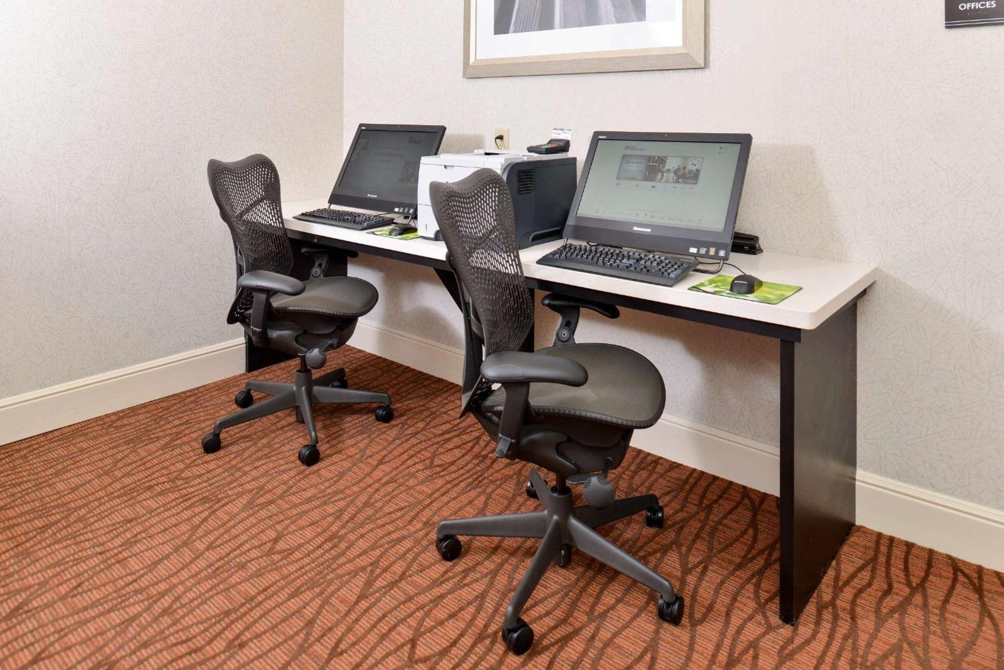 Hilton Garden Inn Addison Bagian luar foto