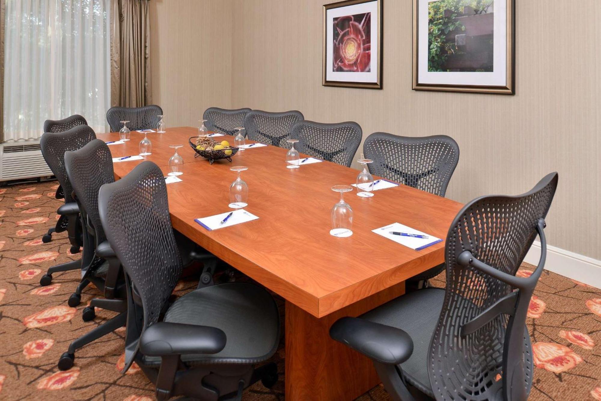 Hilton Garden Inn Addison Bagian luar foto