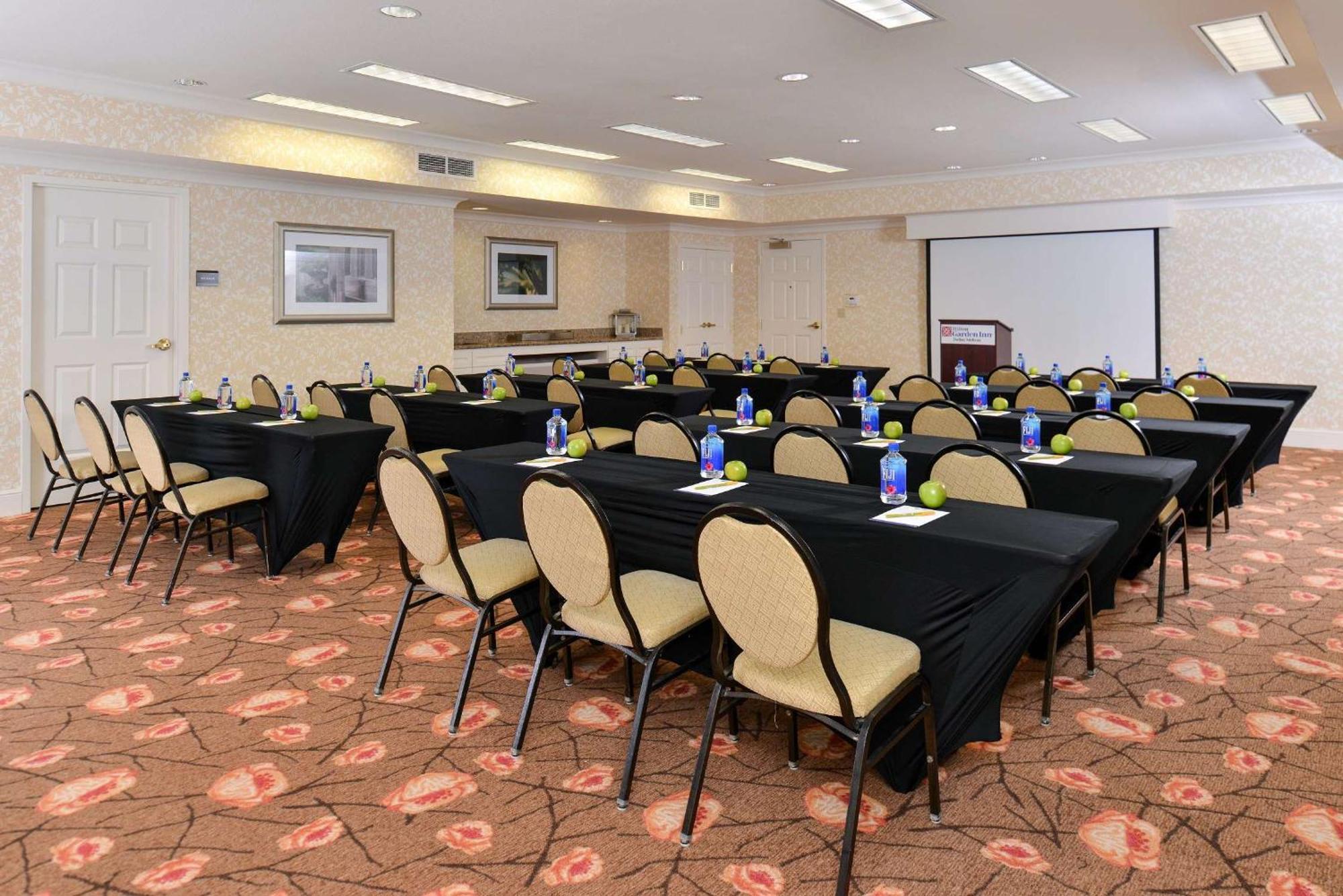 Hilton Garden Inn Addison Bagian luar foto