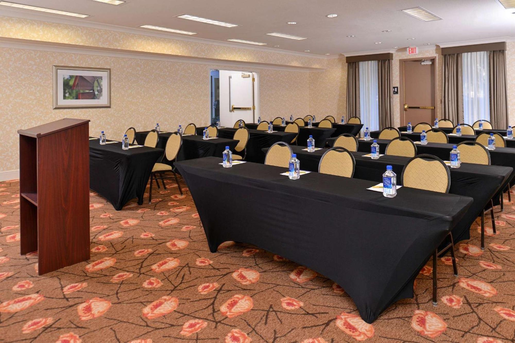 Hilton Garden Inn Addison Bagian luar foto