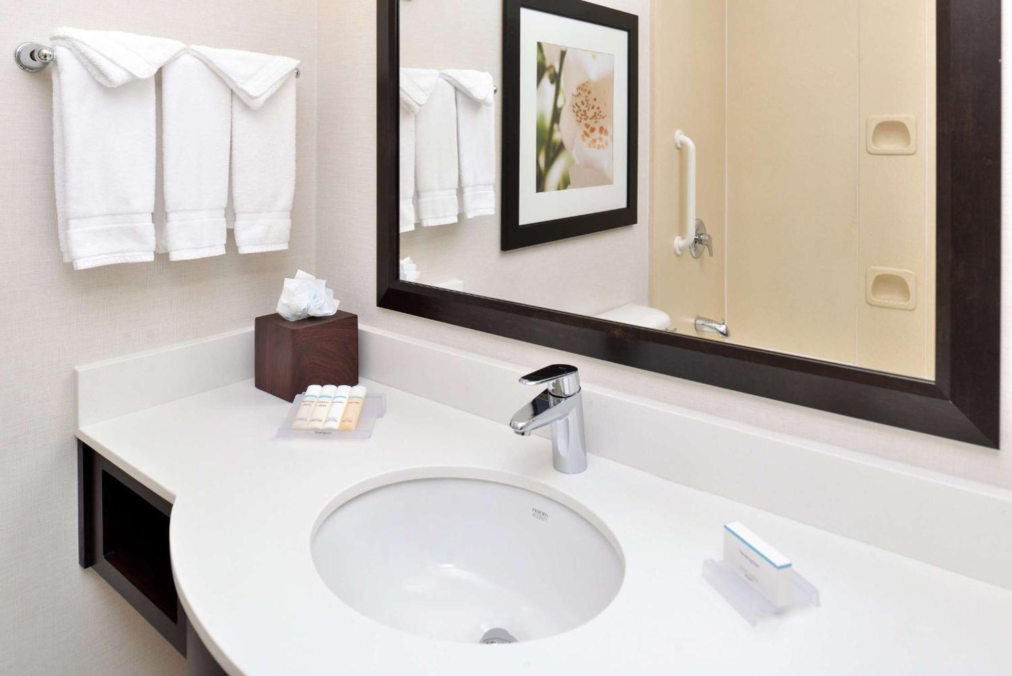 Hilton Garden Inn Addison Bagian luar foto