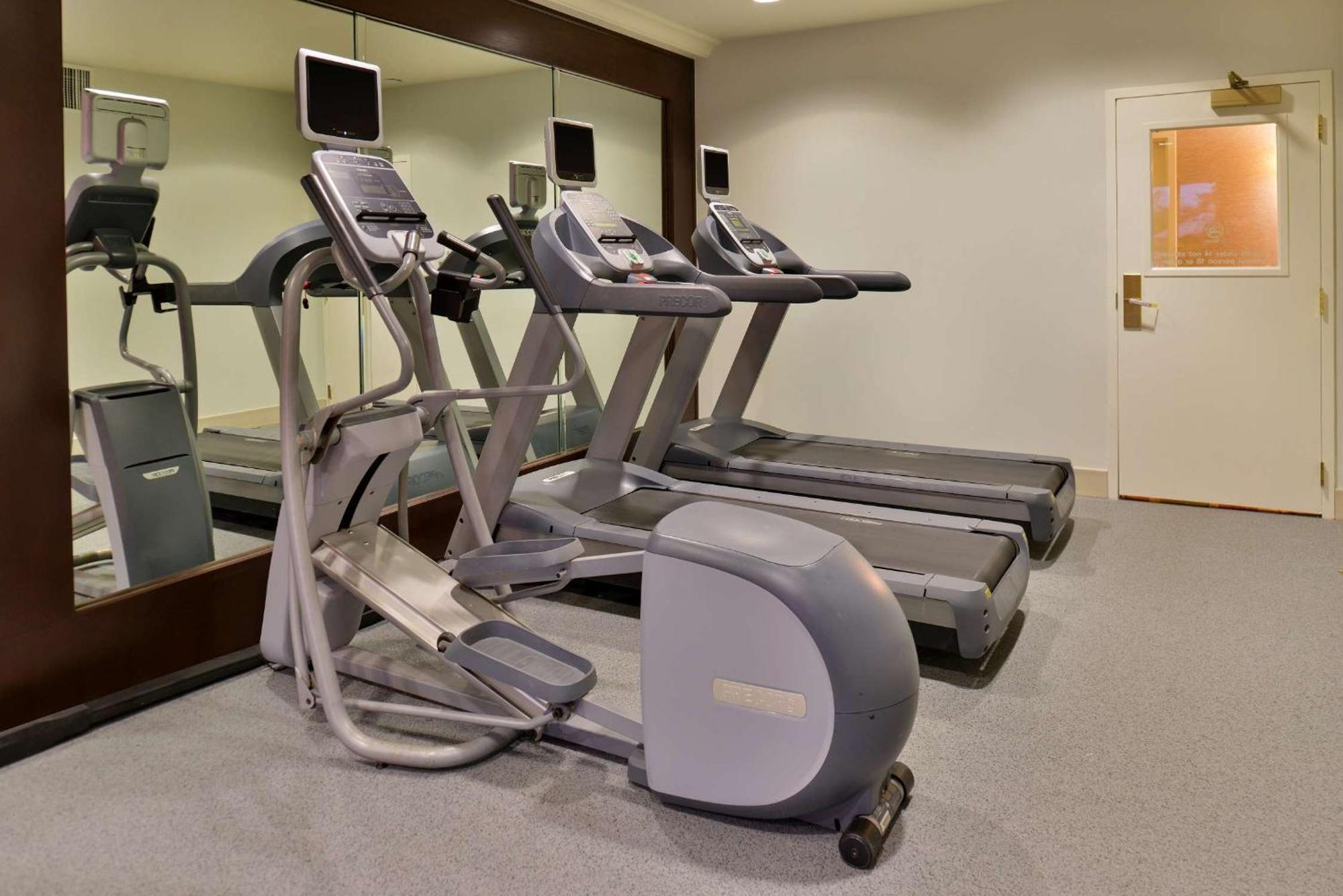 Hilton Garden Inn Addison Bagian luar foto