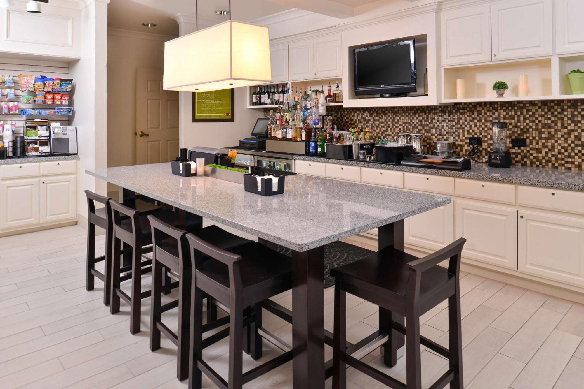 Hilton Garden Inn Addison Bagian luar foto