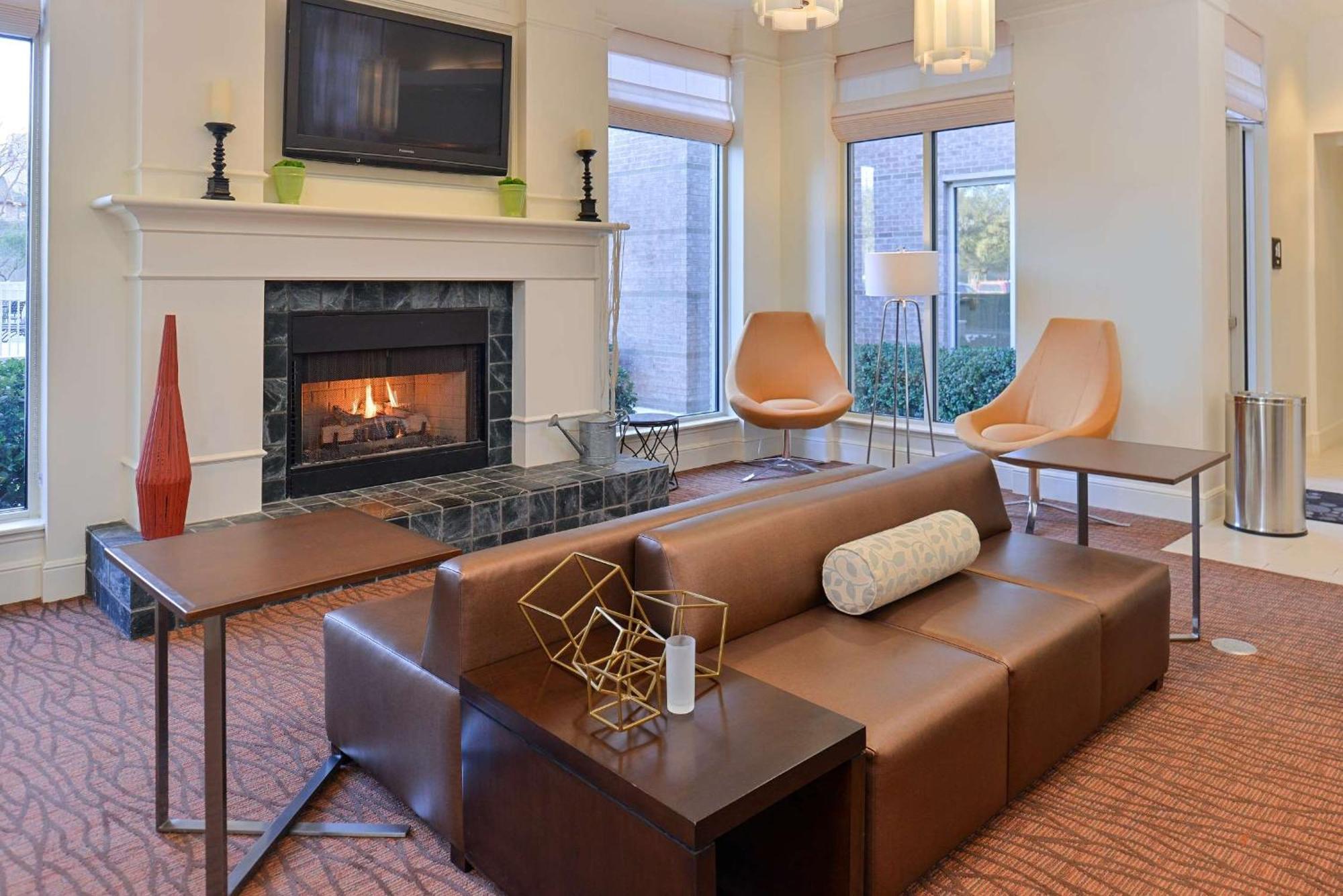Hilton Garden Inn Addison Bagian luar foto