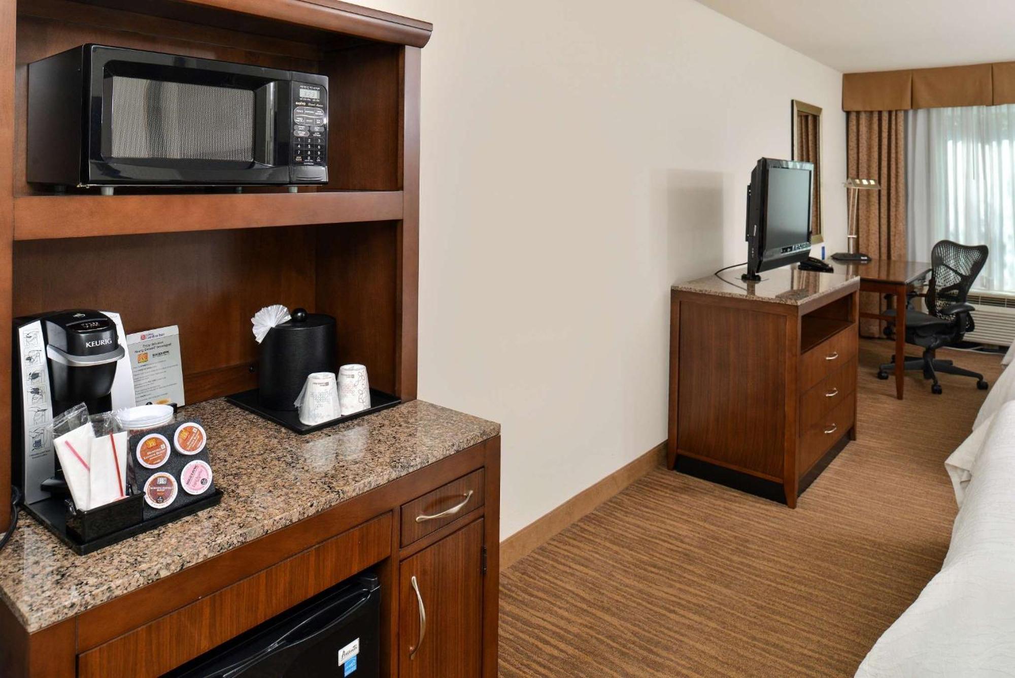 Hilton Garden Inn Addison Bagian luar foto