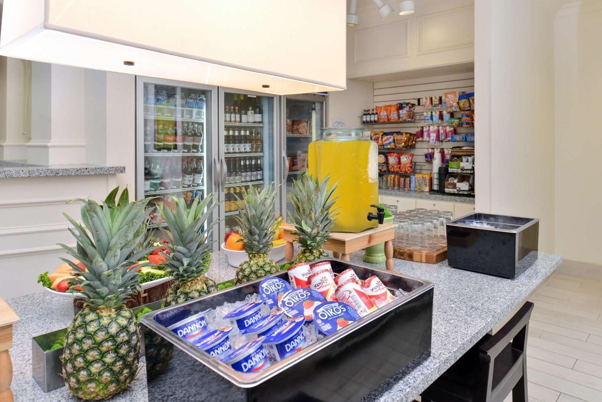Hilton Garden Inn Addison Bagian luar foto