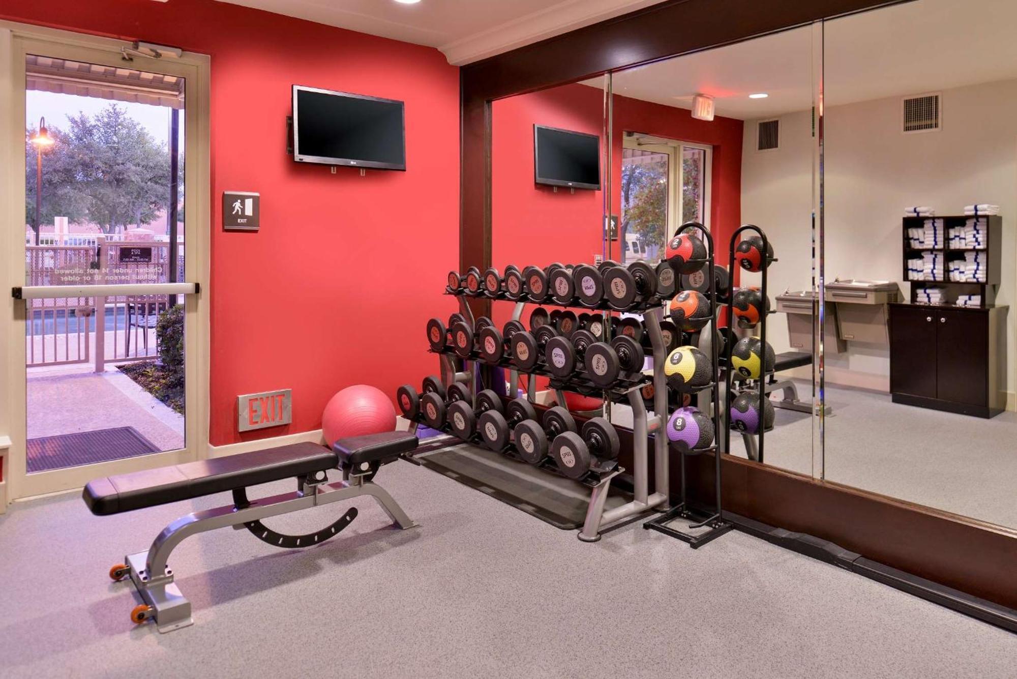 Hilton Garden Inn Addison Bagian luar foto