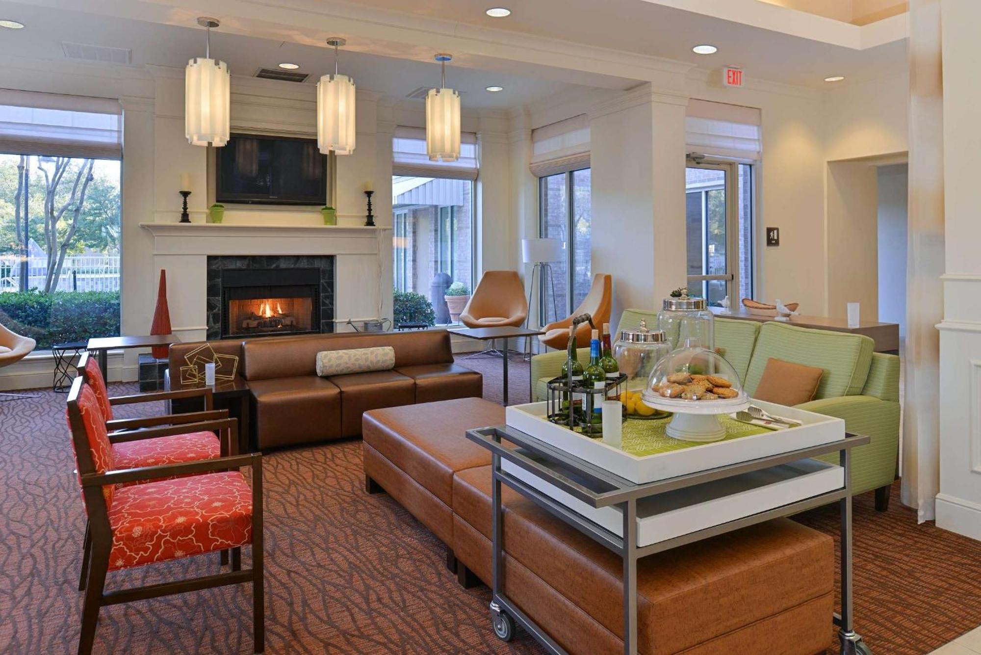 Hilton Garden Inn Addison Bagian luar foto