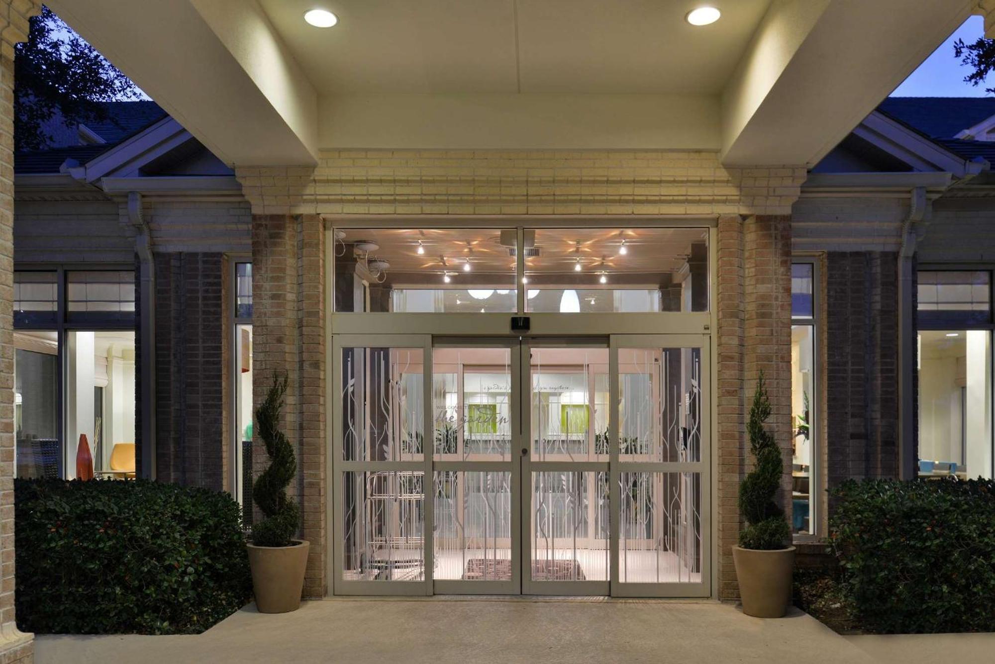 Hilton Garden Inn Addison Bagian luar foto