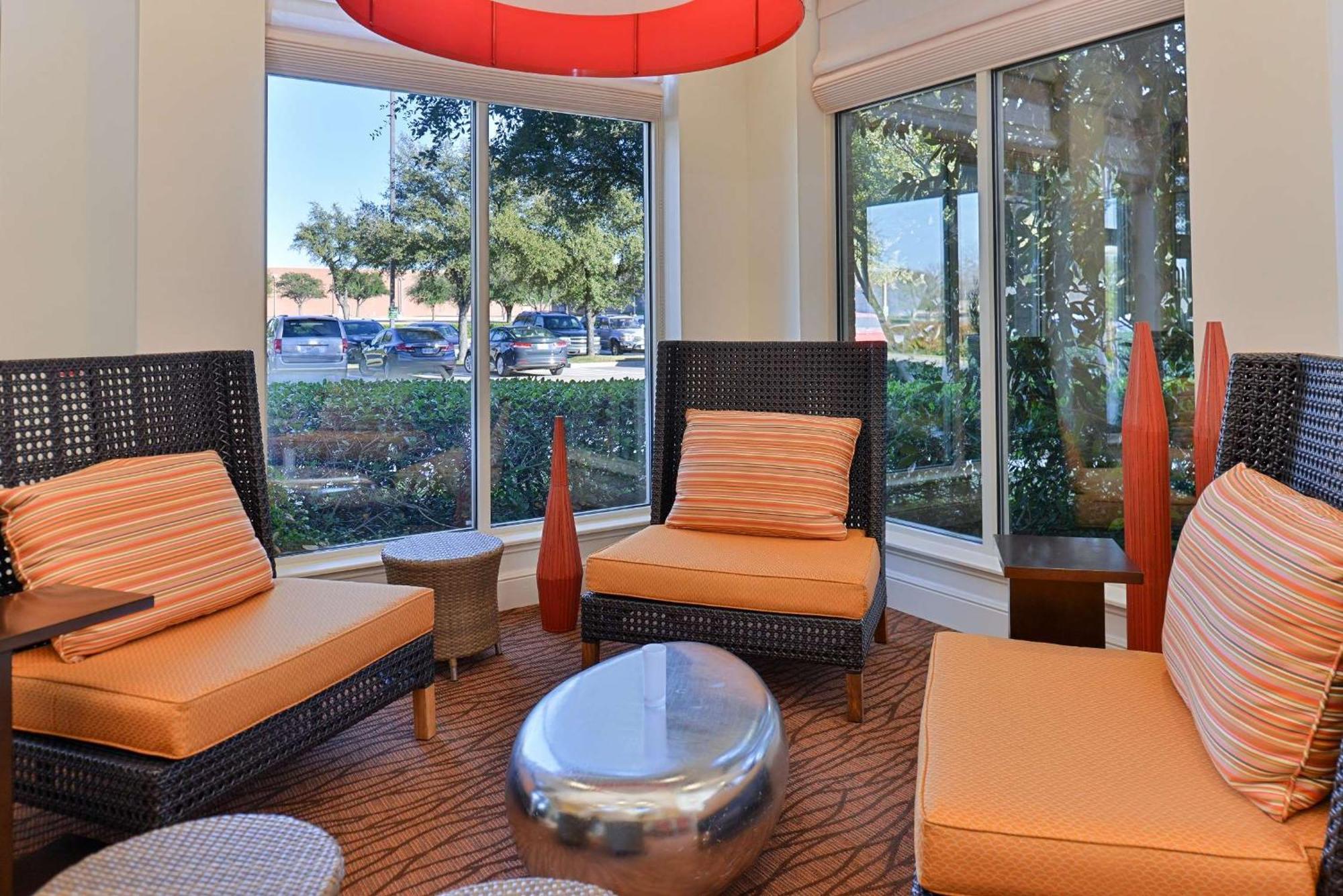 Hilton Garden Inn Addison Bagian luar foto
